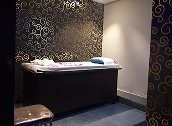 massage therapy bed in rainbow massage center Karachi